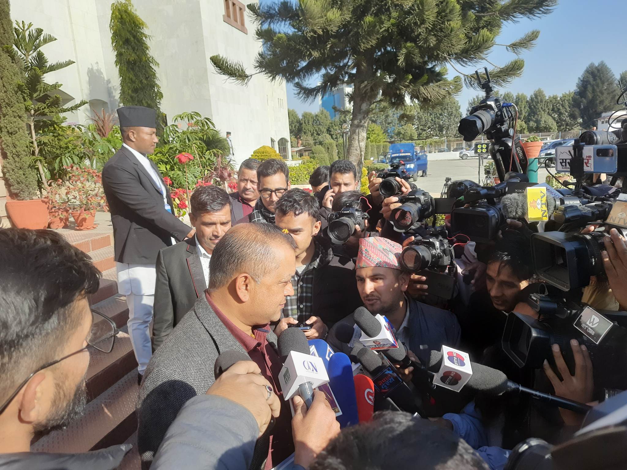 ओलीले संसद विघटन सही हो भन्दा प्रचण्ड टेबुल ठोकौँ कि नठाेकाैँ भनेर अल्मलिनुभो : गगन थापा 